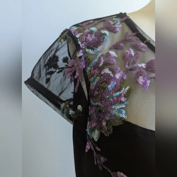 EUC Romantic Sequin Flower Tee from White House Black Market Size M - Picture 4 of 10